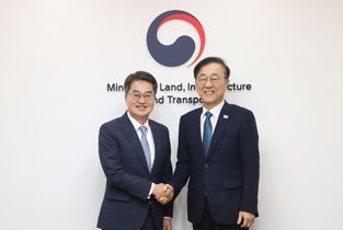 김동연 지사, 경기남부광역철도·SRT북부 연장 등 4대 현안 협력 요청. 김윤덕 장관 “꼭 살펴보겠다” 화답
