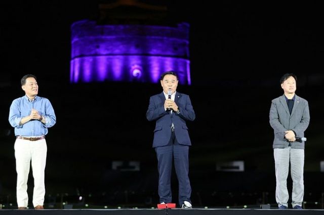 이재식 수원특례시의회 의장, 제62회 수원화성문화제 주제공연 ‘수원판타지-야조’관람