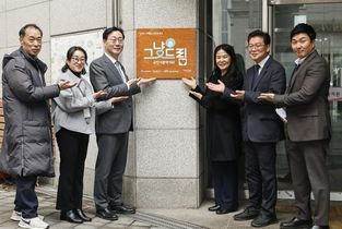 "도움받는 곳에서 쉬는 곳으로"…정명근 화성특례시장, 전국 최초 '그냥드림 온(On) 라운지' 현장 점검