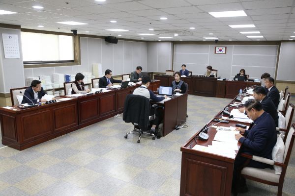 수원시의회 문화복지위원회는 제348회 임시회 기간인 21일 회의를 열어 ‘수원시 사회복지기금 설치 및 운용 조례 일부개정 조례안’등 6건의 조례안과 4건의 동의안에 대한 안건심사와 1건의 보고안을 청취했다.