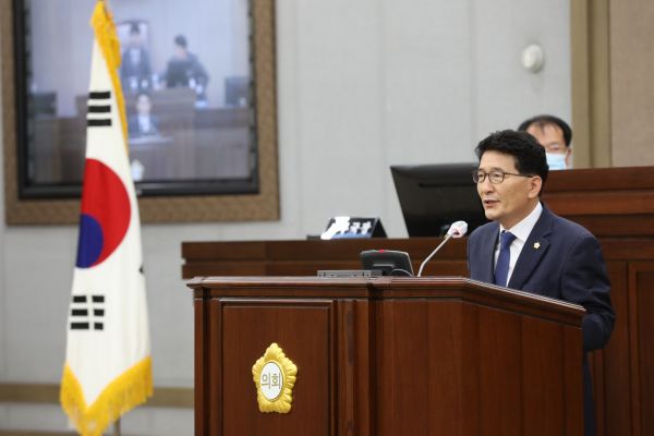 수원시의회 후반기 김기정 부의장 확정된 후 인사말을 하고 있다.