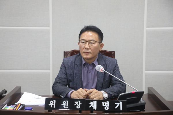 수원시의회 후반기 예결특위 및 상임위 위원 선임 마쳤다. 예결특위 위원장에 선임된 채명기 의원 모습