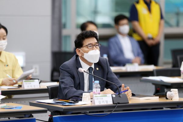 수원시의회, 코로나19 대응 200일 중간점검 보고회 참석해 관계자로부터 설명을 듣고 있는 , 김기정부의장 모습