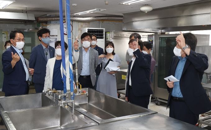 경기도의회 더불어민주당, 학교급식 현장방문- 성남서중학교 급식실