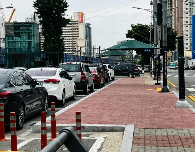 진흥육교 주변 보도확장 후.