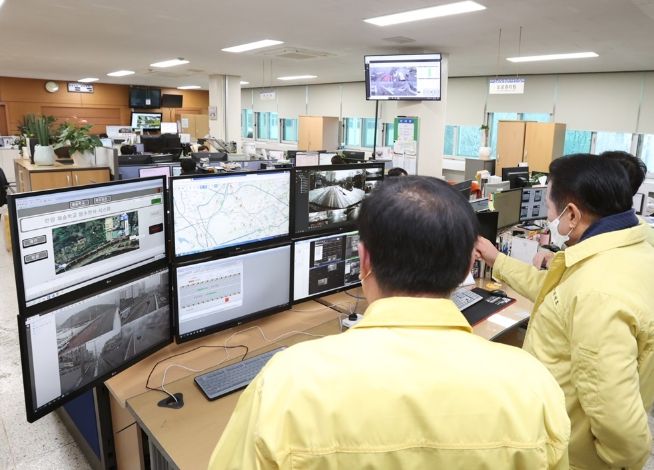 21일 오전 최대호 안양시장이 만안구청에 설치된 제설트럭 영상관제시스템을 점검하고 있다.