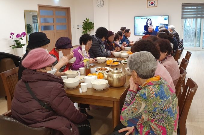 안양6동 씨엘포레자이 아파트 경로당에 설치된 입식 식탁에서 어르신들이 식사를 하고 있다.