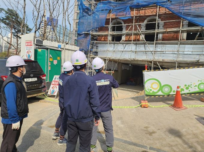 안양시 노동안전지킴이가 3일 안양2동의 한 건설현장에서 산업재해 예방활동을 하고 있다