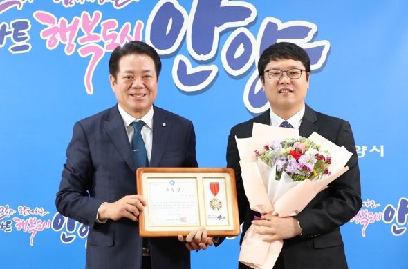 안양시는 장대언씨에게 13일 안전문화운동 유공 표창을 수여했다