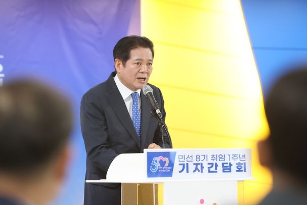 4일 최대호 안양시장이 시 승격 50주년 및 민선 8기 1주년 기자간담회에서 브리핑을 하고 있다.