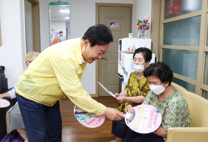 김성제 의왕시장, 폭염 대비 무더위쉼터 현장 점검 후 노인정을 방문해 어르신들께 부채를 드리는 모습