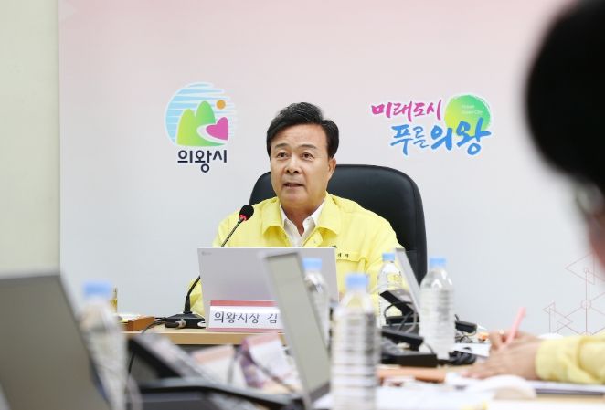 김성제 의왕시장, 태풍 '카눈' 북상 에 따른 대응에 만반의 대책을 세울것을 지시하고 있는 모습