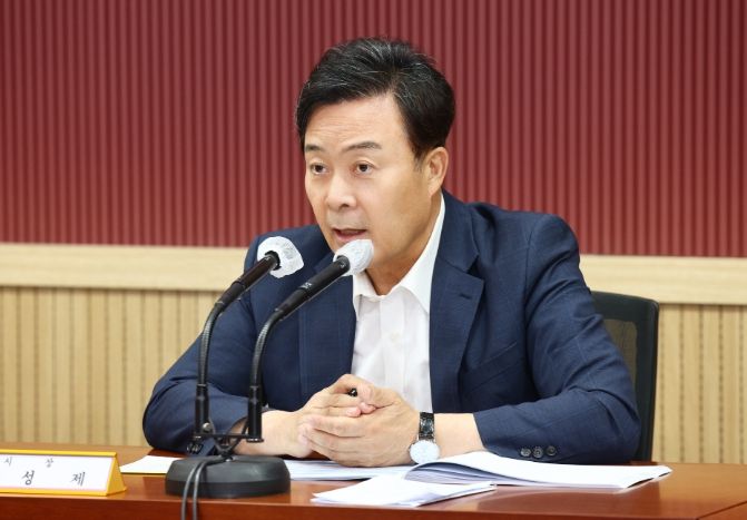 김성제의왕시장, 문화예술회관 설계용역 최종보고회에서 , 그동안 성과에 대해 설명 하는 모습