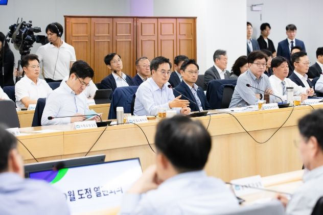 27일 오전 경기도청 다목적회의실에서 9월 도정 열린회의에서 김동연 경기도지사가 인사말을 하고 있다.