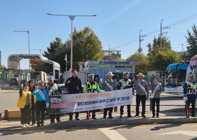 재래시장 교통안전 캠페인 진행 모습