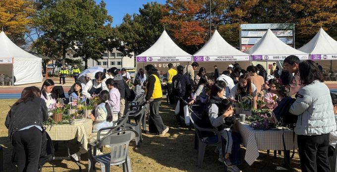 지난 1일 광명시민체육관 일대에서 제10회 광명시청소년진로박람회 ‘진로야! 광명하자!!’가 진행 중이다.