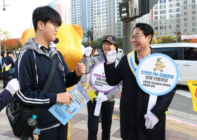 정명근 화성특례시장 및 관계자들이 4일 개인형 이동장치 교통안전 캠페인을 하고 있다