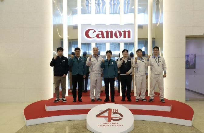 허남석 안산시 부시장(가운데)이 11일 캐논코리아(주)를 방문해 안전점검 컨설팅을 마치고 기념촬영을 하고 있다.