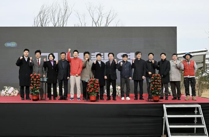 허남석 안산시 부시장(왼쪽 일곱번째)이 17일 ‘경기지방정원 새로숲 조성’ 착공식에서 참석자들과 함께 기념촬영을 하고 있다.