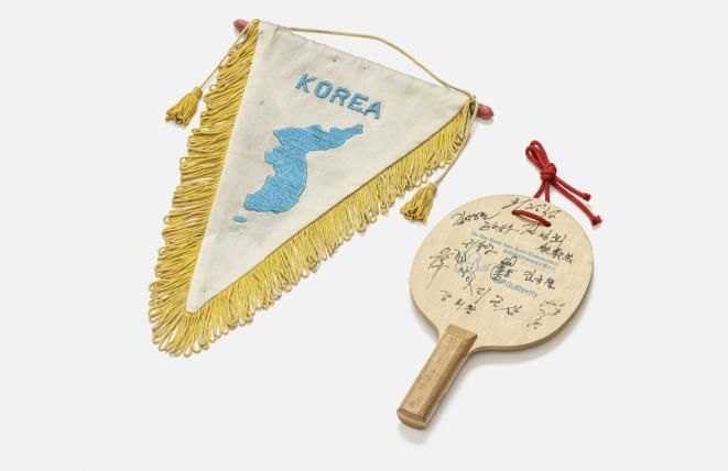 1991년 최초로 구성된 남북단일팀 탁구선수단이 사용한 서명 탁구채와 삼각기