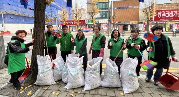 광명시 광명3동 행정복지센터는 지난 21일, 25일, 27일 세 차례에 걸쳐 주민과 단체원 50여 명이 참여한 가운데 낙엽으로 인한 빗물받이 막힘과 미끄럼 사고를 예방하기 위한 ‘가을철 낙엽 대청소’를 실시했다.