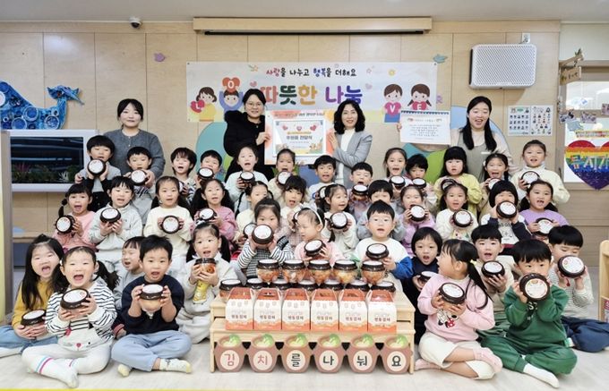 시흥시북부노인복지관, 지역사회 어린이집과 ‘따뜻한 김장나눔’행사로 온기 전해