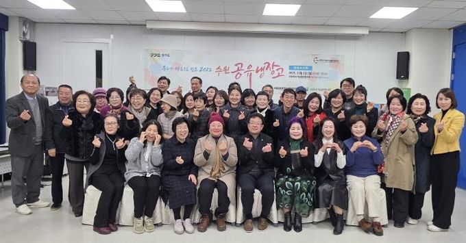 김현수 수원시 제1부시장(앞줄 오른쪽 4번째)과 성과보고회 참석자들이 함께하고 있다.