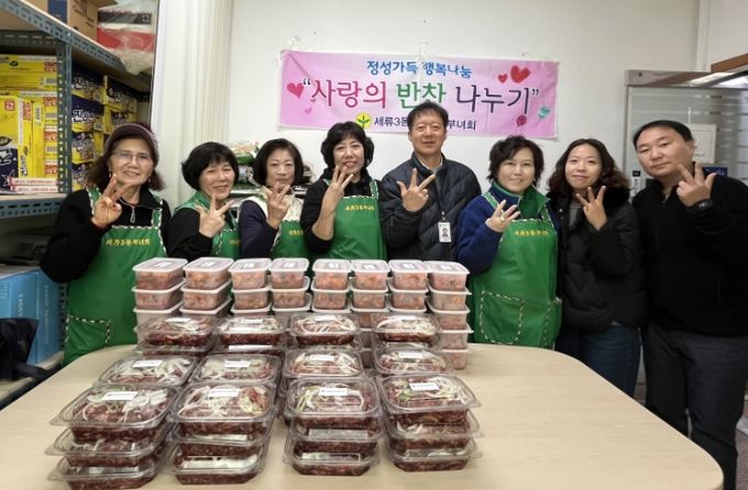 권선구 세류3동 새마을부녀회, 저소득 어르신 가구에 따뜻한 반찬 나눔 나서다