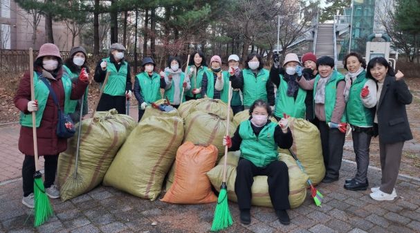 광명시 소하1동 새마을지도자협의회와 새마을부녀회는 지난 8일 주민의 안전과 쾌적한 보행 환경 조성을 위해 구름산초등학교 후문과 운산고등학교 등교길 일대에서 환경정화 활동을 진행했다.