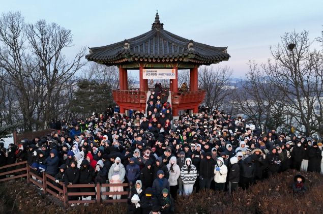 박승원 광명시장이 1일 도덕산 정상에 올라 신년 첫 해를 시민들과 함께 맞이하고 기념사진을 촬영하고 있다.