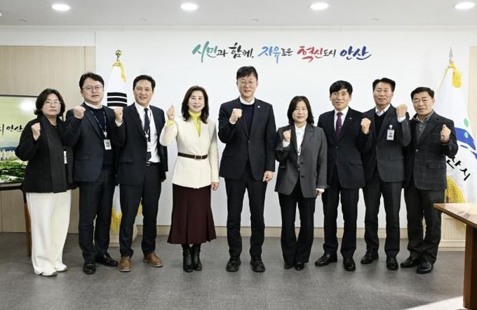 이민근 안산시장(가운데)이 2025년 12월 31일 김수진 안산교육지원청 교육장(왼쪽 네번째) 등 관계자들과 간담회를 마치고 함께 사진촬영을 하고 있다.
