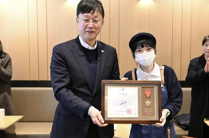 이민근 안산시장(왼쪽)이 지난달 수어로 고객에게 감동 전해 지역 사회에 선한 영향력을 끼친 커피점 점주에게 모범시민 표창을 수여하고 함께 기념촬영을 하고 있다.