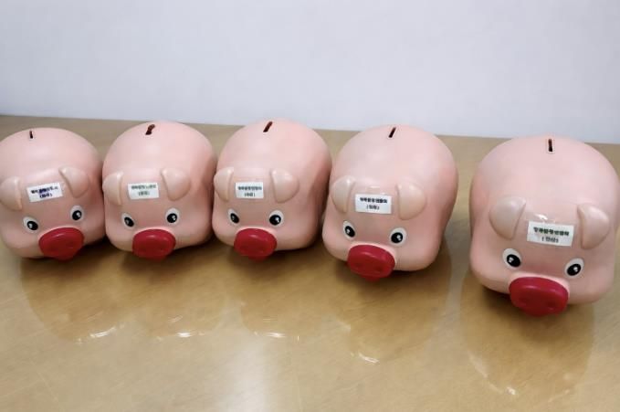 행복볼링연합회가 수원시에 전달한 저금통