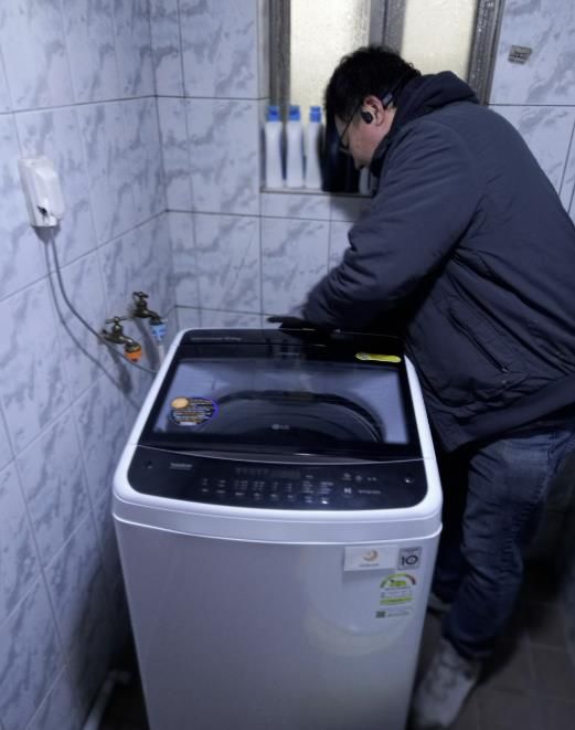 수원시 권선구 세류2동 일월행복한나눔재단, 취약계층 가구에 중고 세탁기 무상 설치