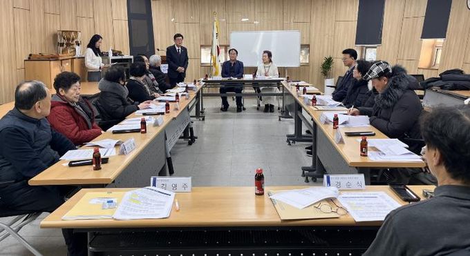 수원시 영통구 원천동, 경로당 맞춤 '바른 복지-건강소식지' 첫 배부