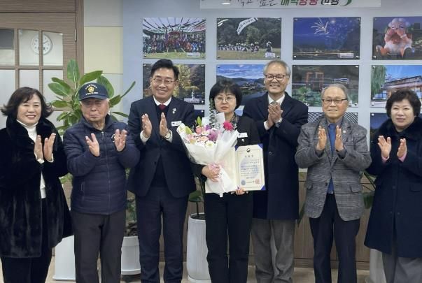 양평군청 김은정 주무관(가운데)이 국가보훈부장관 표창을 전수 받은 후 박용주 경기북부보훈지청장(오른쪽), 전진선 양평군수(왼쪽) 및 보훈단체장 등에게 축하를 받고 있다.