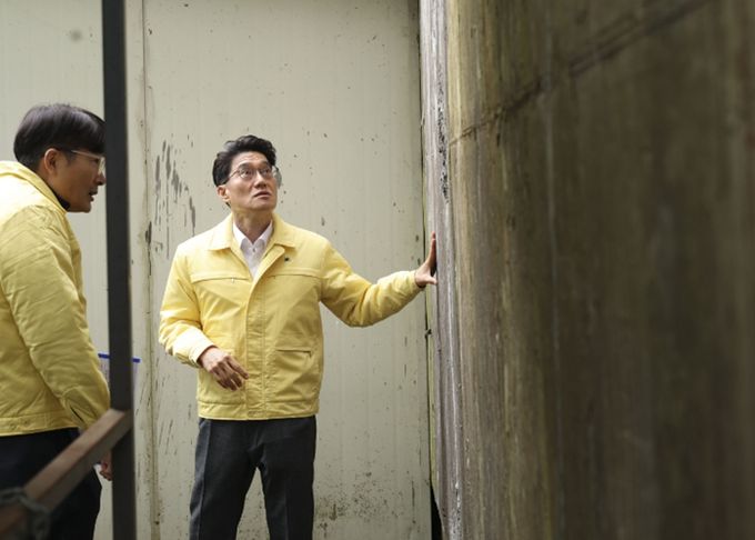 윤성진 화성특례시 제1부시장이 해빙기 급경사지 붕괴위험지역을 찾아 옹벽 상태를 점검하고 있다.