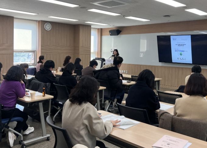 지난 10일 광명시평생학습원에서 동 행정복지센터 사회복지 업무 담당자를 대상으로 '사회복지 담당자 역량 강화 교육'을 실시하고 있다.