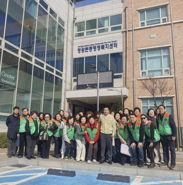 시흥시 정왕본동, 개학기 맞아 불법광고물 일제 정비