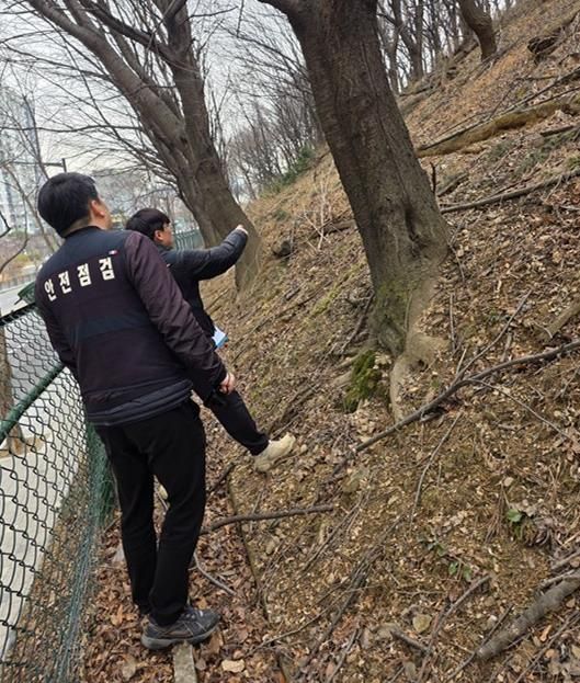 11일 관계부서에서 여름철 집중호우 대비 급경사지(단원구 선부동 산115-2)에 대한 점검을 진행하고 있다.