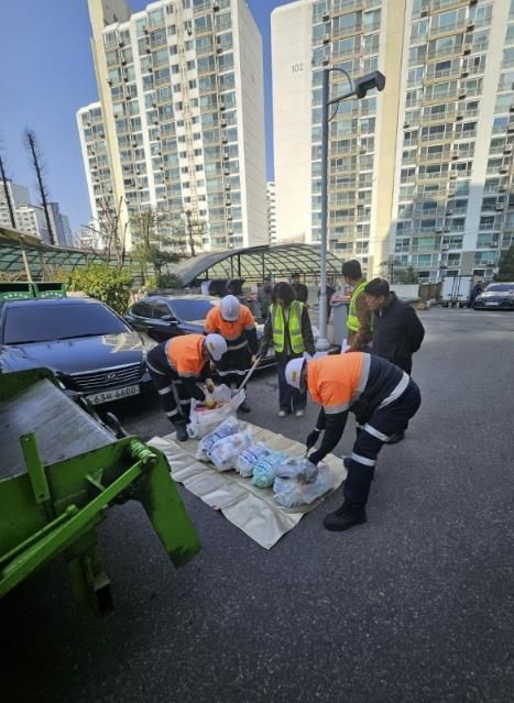 의왕시 종량제봉투 샘플링 검사_공동주택 현장에서 종량제봉투 파봉 후 샘플링 검사를 진행하고있다