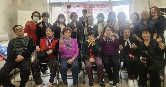 수원시 영통구 광교2동 어르신 곁으로 찾아가는 향기 치유… 주민자치회, '찾아가는 향초·방향제 만들기' 운영