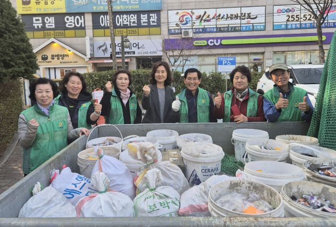 수원시 장안구 새마을지도자조원1동협의회, 자원순환 실천을 위한 ‘사랑의 폐건전지’ 전달