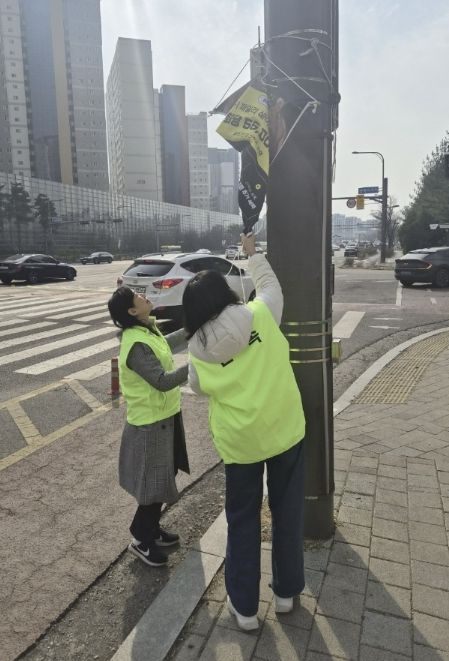 수원시 영통구, 개학기 맞아 불법광고물 일제정비 실시